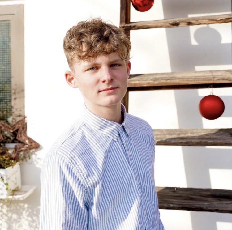 LBleuBlancRouge's tweet photo. Il s’appelait Alex. Il n'avait que 14 ans lorsqu'il a été tué par un terroriste de l'Etat Islamique hier à #Villach en Autriche.

Une vie innocente en plus arrachée. Une famille innocente en plus brisée. 

Repose en paix 💔✝️🕊️ https://t.co/Wv66mM12kV