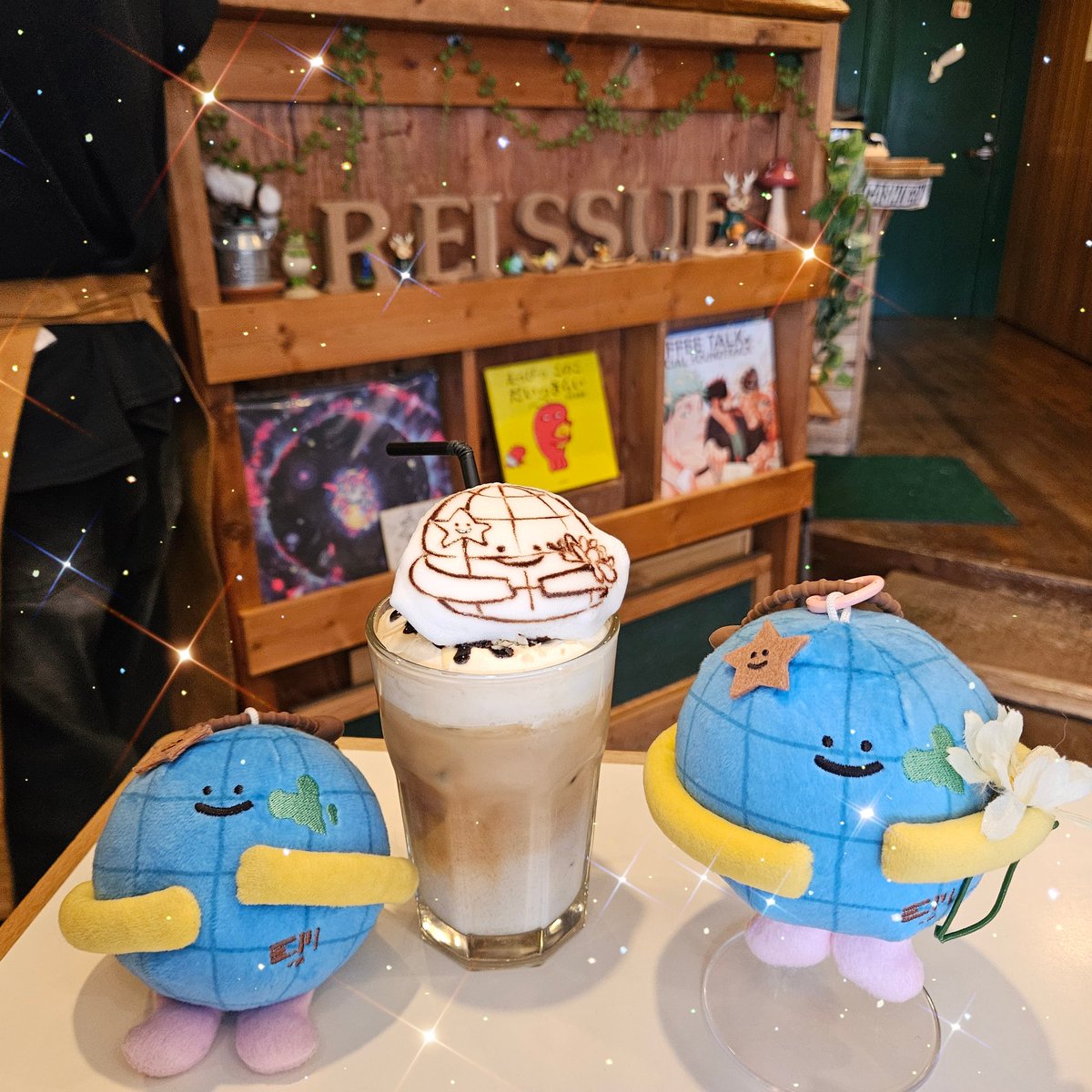 em_st04sugi's tweet image. 本日東京へ🙌✨
開店時行列だった
#REISSUE
さたわさんとあすみくの
3Dラテアート
かわいすぎるっっ😭❣️
飲むのがもったいなーい💓
👓あーすが好きなので
メガネかけてもらった💕
アイスキャラメルラテ
ラズベリーラテ
ローストアーモンドラテ
どれもおいしい🤎❤
#EarthMix