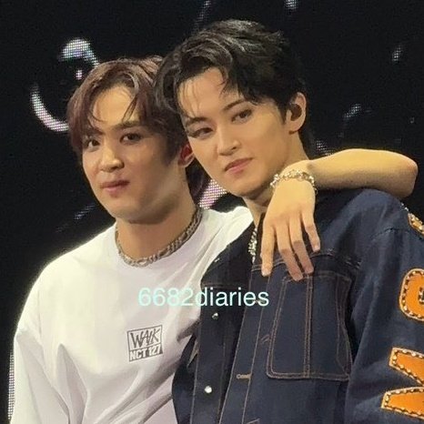 kuemahae's tweet photo. just look at haechan's expression—he's basically saying, "mark is mine" 😭 https://t.co/dSXubtzlEA