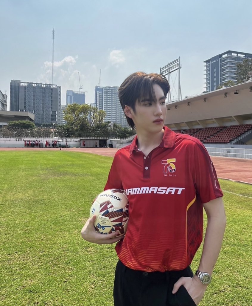 เด็กมธ.วันธรรมดา           VS             ไปงานบอล