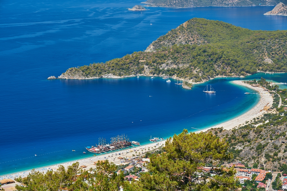 Ölüdeniz: Turkuazın Büyüsü 💙✨

Ölüdeniz, masmavi denizi, altın kumları ve eşsiz doğasıyla adeta bir cennet köşesi! 🏝️🌿 Hem huzur dolu bir tatil hem de adrenalin dolu aktiviteler için mükemmel bir rota. 🪂🌊

🏖️ Berrak denizi ve muhteşem plajları
🪂 Babadağ’dan yamaç paraşütü