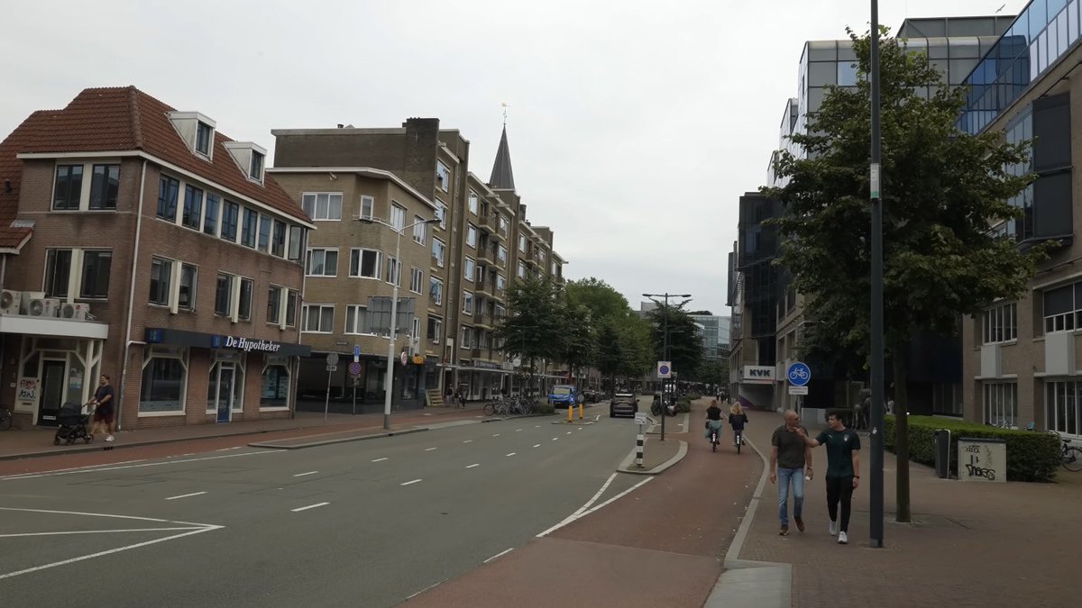 arqhugo's tweet image. Cuando les digo que la seguridad vial se mejora a través de la infraestructura (y no de la “cultura vial”) es con calles como ésta (video-foto) donde nos demuestran cómo se hace.
Video de @notjustbikes: youtu.be/040ejWnFkj0
