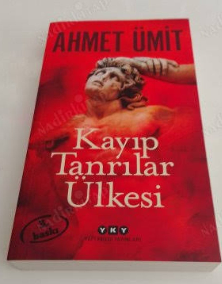 Berlin’den her katmanı tarihle yoğrulmuş olan şehir Bergama’ya uzanan mitolojik bir yolculuğa hazır mısınız? 
<a href="/baskomsernevzat/">Ahmet Ümit</a> <a href="/YKYHaber/">Yapı Kredi Yayınları</a>