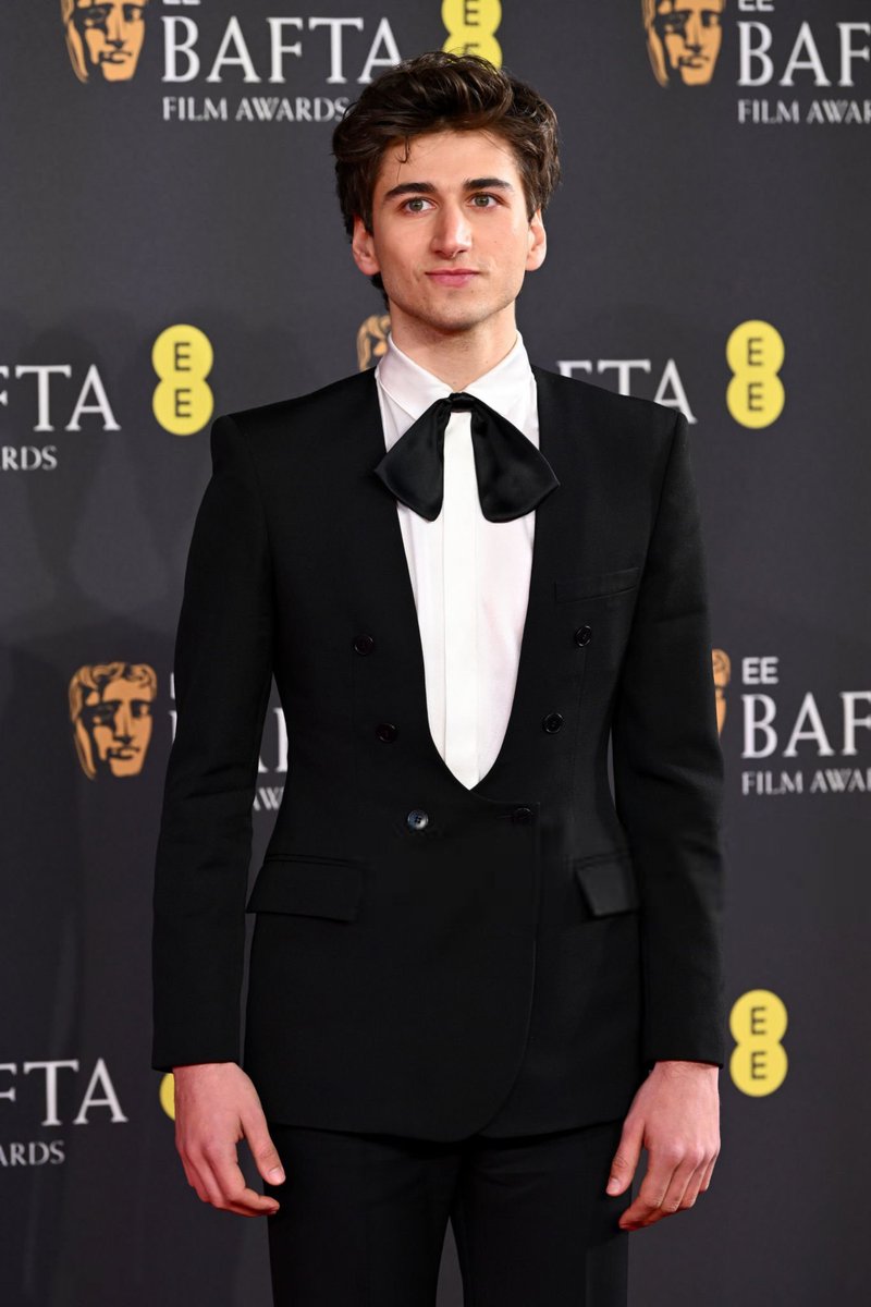 Evento!!! Confira o nosso querido Sebastian Croft (Heartstopper) no red carpet do #EEBAFTAs.🍂❤️