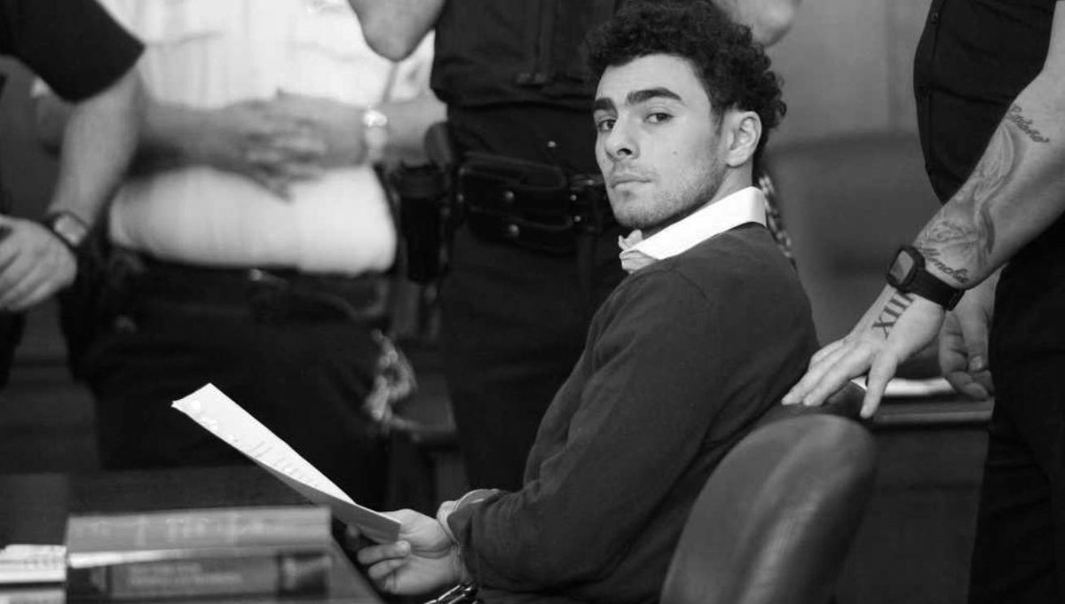 OwlsAsylum's tweet image. Luigi Mangione released a statement on his website. Looks like he getting fan mail from all of em!!! Luigi on his Drake shyt in that cell. 
&quot;Powerfully, this support  has transcended political, racial, and even class divisions...&quot;

(#SourceUp ::: luigimangioneinfo.com)