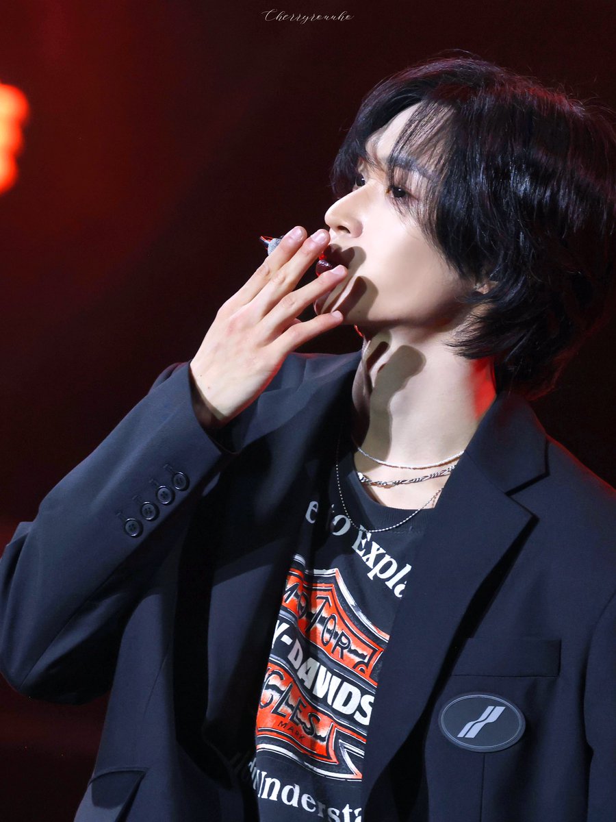 cherryrouuho's tweet photo. Kiss 💋💋

250216 HMA

#WONBIN #원빈 #RIIZE #라이즈 https://t.co/hgLFX85f1y