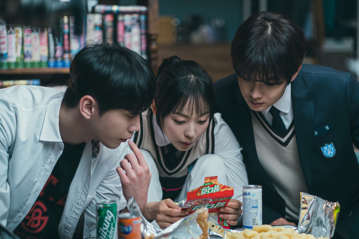 NetflixKR's tweet photo. 비하인드 스틸 가져오면, 나 좋아해 주나?

멜로 인생을 꿈꾸는 서른이들의 달콤쌉쌀한 청춘의 기록, <멜로무비> 지금 넷플릭스에서. https://t.co/5UxOhSjSmr