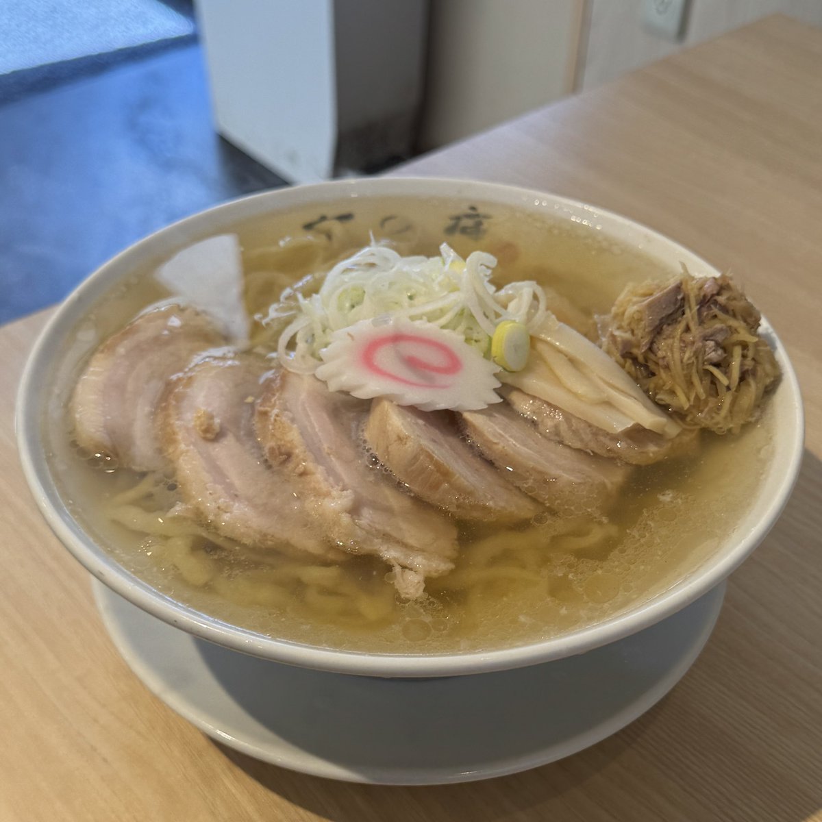 ramen10004's tweet photo. 茨城県古河市／しょうがラーメン 七の庫

生姜チャーシューめん
ぎょうざ

古河の名店『七の庫』さんへ

透き通った黄金の塩スープ
ピリリと効いた生姜のアクセント
もちもち手打ち麺
厚めの柔らかいチャーシューたっぷり

塩ラーメンで久しぶりに感動しました！大変おいしかったです🙏ご馳走様でした https://t.co/2wfU84hjK8