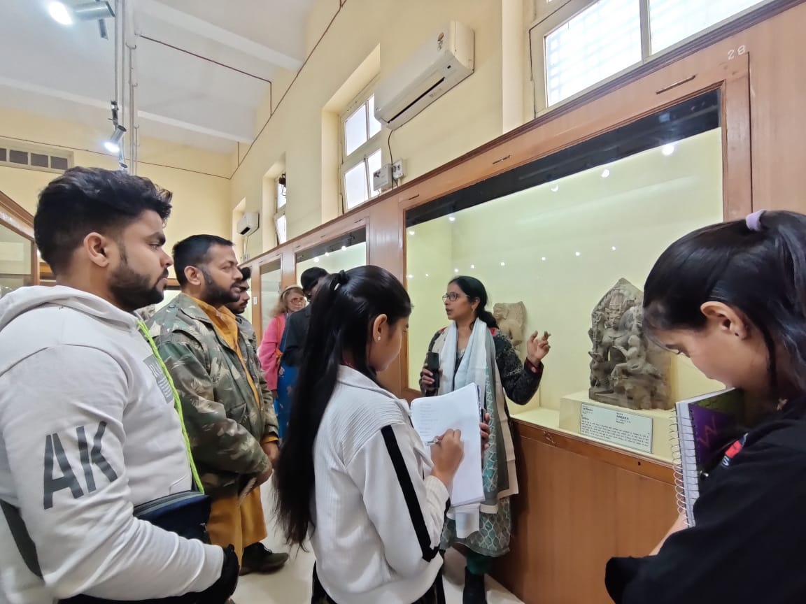 dir_museum_up's tweet photo. दिनांक 15.02.2025 को 
राज्य ललित कला अकादमी, लखनऊ से आई टीम को   संग्रहालय की वीथिकाओं में प्रदर्शित कलाकृतियों के बारे में जानकारी देते हुए शैक्षिक भ्रमण कराया गया। https://t.co/vvH9Uz8K6N