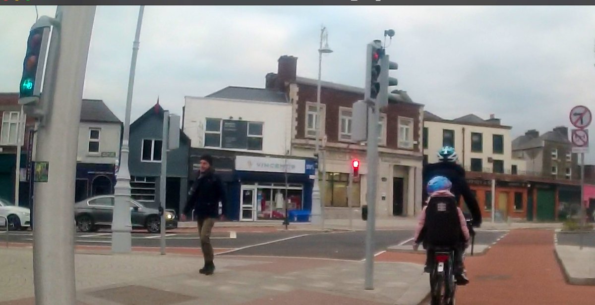 OisinOhAlmhain's tweet image. Edge’s Corner on the new Clontarf to City cycle route: where there is always a red bicycle light at the same time as the green. 🙄
#OverEngineering