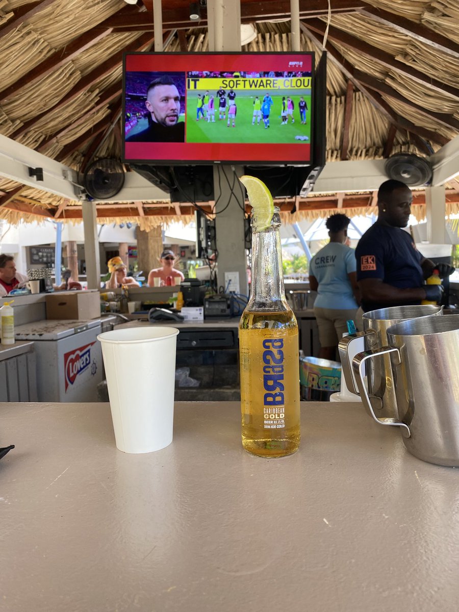 Lekker Ajax kijken bij Cabana op Mambo Beach, Curaçao