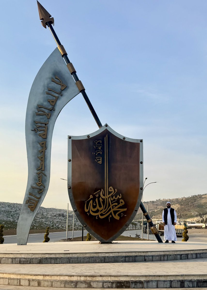 خرج أذناب تويتر من عشاق العبودية من جحورهم بعد زيارتنا لسوريا، محاولين افتعال فتنة بيني وبين الشعب السوري، لكنهم وقعوا في فخٍ عظيم. بحثوا عن زلة، فوجدوا تغريدة عن استشهاد السنوار، فحاولوا نسبتها لغيره، لكن كيدهم ارتد عليهم.

الفخ الأكبر أنهم تناسوا أن السوريين يعرفوني كما يعرفون