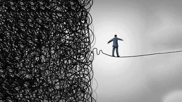 Ne zaman "Ahlak bozulduğu için ekonomi bozuldu" desem, hemen birileri itiraz edip "Hayır efendim, ekonomi bozulduğu için ahlak bozuldu" diyor. İbn Haldun devletlerin çöküşünde ahlaki yozlaşmanın önemli bir rolü olduğunu savunur. İlk kırılma noktası genelde ahlak tarafında olur.