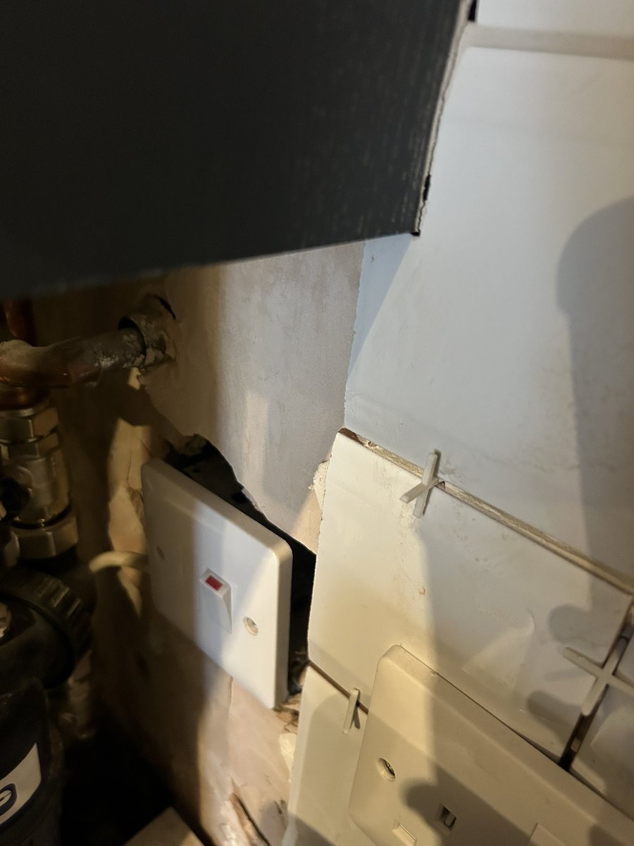 <a href="/Wickes/">WICKES</a> trying to get #proudasapeacock trending with kitchens like this behind them. Maybe that’s why they’re encouraging people to post their pics of home improvements so their fitters can get some tips!