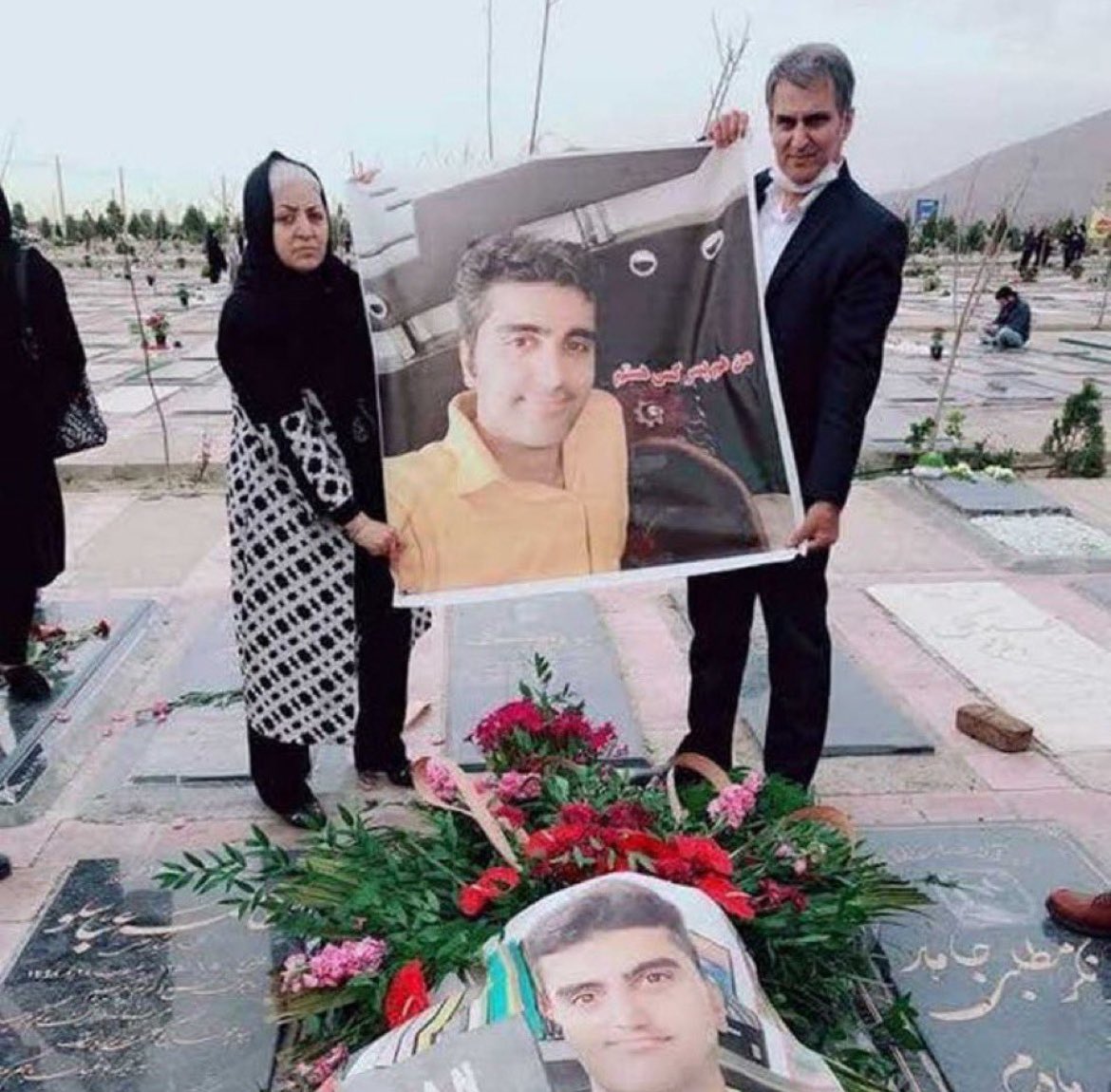 Bahar_e_Azadi's tweet photo. عزیزشون رو کشتند و اینقدر خانواده‌ش رو عذاب دادند تا مادر دست به خودکشی زد ...
#ناهید_شیرپیشه
#پویا_بختیاری https://t.co/KHt2YyhYG9
