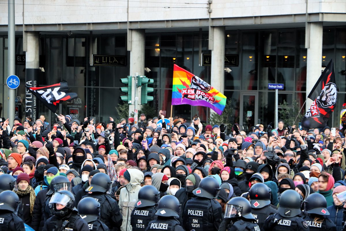 1/10
Für den 15. Februar 2025 mobilisierte <a href="/ddwiedersetzen/">Dresden WiEdersetzen</a>  in die Landeshauptstadt. Grund dafür waren die Ankündigungen aus dem rechtsextremen Spektrum, anlässlich des 80 Jahrestags der Bombardierung der Stadt #Dresden im 2. Weltkrieg, einen Trauermarsch durchführen zu wollen.
