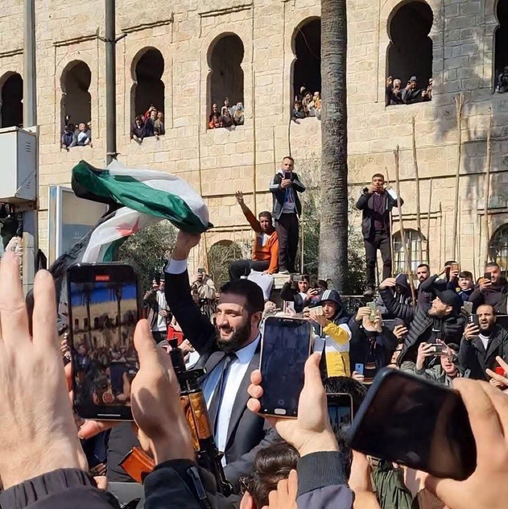 هل يستطيع نوري المالكي أو هادي العامري أو عمار الحكيم وبقية قادة الدىٍن الشىٍعي أن يخرجوا إلى الشارع وترفعهم الناس بعفوية على الأكتاف وبعد عشرين عامًا من سيطرتهم على العراق؟

أحمد الشرع فعلها في اللاذقية بعد شهرين فقط!