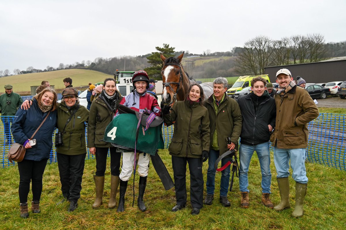 Douglas Longbottom under <a href="/flymcintyre/">Martin Mc Intyre</a> wins the Exeter Racecourse Internediate Qualifier at Buckfastleigh for <a href="/BCoward93/">B Coward</a> <a href="/SculptureSarah/">Sarah Coward</a> and owners Catherine &amp; John Mitchell  Big congrats to the team. A <a href="/GoffsUK/">Goffs UK</a>  purchase 🔴⚪️