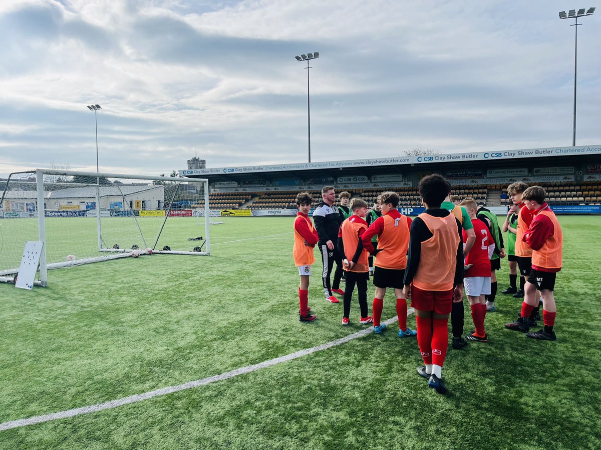 1DafyddEvans's tweet photo. Diolch enfawr!-Thanks to @CTAFCacademy / @LlanelliReds academy players and @CarmarthenAFC for
hosting the
@FAWCoachEd 🏴 @UEFA B Licence OA3 assessment day.
Good luck to all coaches with the remainder of the course and careers.
#datblygu
#development https://t.co/3F80cJszOE