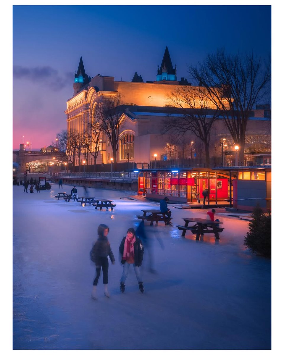 There is a certain “je ne sais quoi” about a night skate on the Rideau Canal 🌙✨ 

Heading out? 
☕ Concessions: open until 8 pm Mon-Thurs, later on weekends
🥾 Washrooms &amp; change huts: open until 10 pm Mon-Thur, 11 pm on weekends 

More: ncc-ccn.gc.ca/places/access-…
 📷lafleurwander