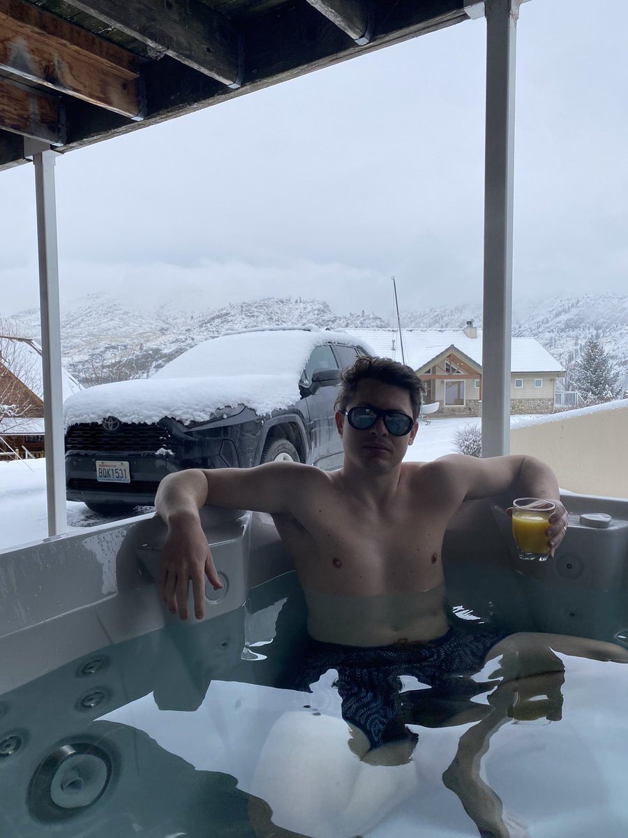 gritgoblins's tweet photo. ✅2 bedroom, 1.5 bathroom Aspen timeshare 
✅2019 Rav 4 with OnStar
✅The tub at a crisp 102, the OJ at room temp

What you categorize as luxuries, I would consider routine 🤷 https://t.co/74hiE3DQt8