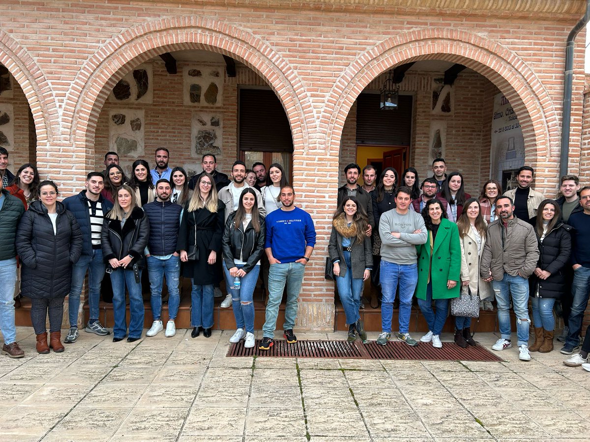 Seguimos impartiendo Cursos Prematrimoniales.
Este fin de semana varios matrimonios del MFC de Toledo acudieron a la llamada de la Parroquia de Urda para impartir los temas a un total de veintiuna parejas. 
Rezamos por estos futuros matrimonios.