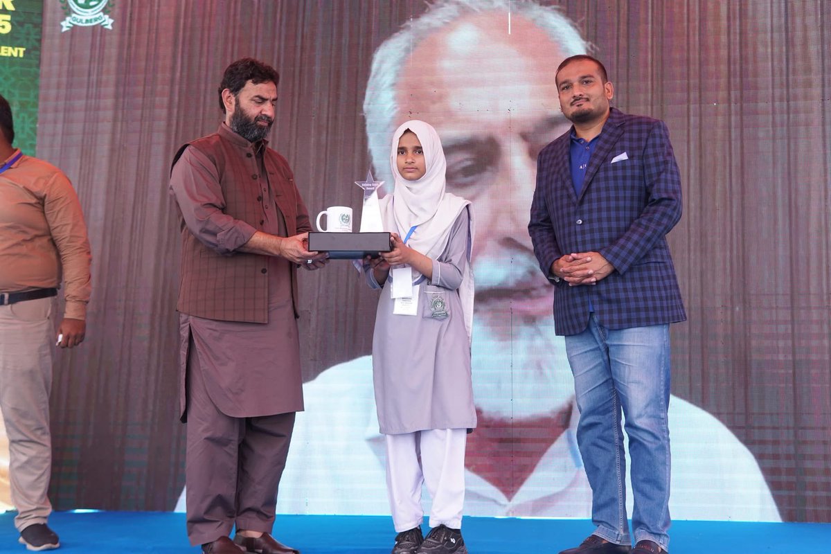 NusratullahJI's tweet photo. The Country Principal Officer of Microsoft, Mr. Jibran Jamshed, spoke with the shining stars of Federal B Area and presented shields to the outstanding contributors in technology and innovation.
#Microsoft #shiningstarsaward #FreeLaptop #PositionHolders #GulbergForEducation https://t.co/l4zkvoaeYm