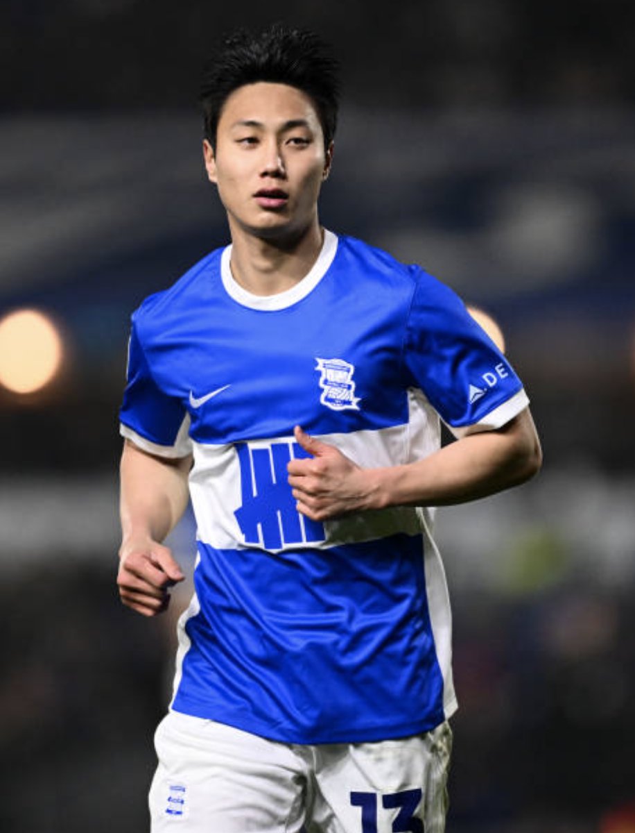 KNTFootball's tweet photo. 🎙️  | 𝐏𝐀𝐈𝐊 𝐒𝐄𝐔𝐍𝐆-𝐇𝐎: "𝐈'𝐕𝐄 𝐑𝐄𝐂𝐄𝐈𝐕𝐄𝐃 𝐎𝐅𝐅𝐄𝐑𝐒 𝐅𝐑𝐎𝐌 𝐂𝐋𝐔𝐁𝐒 𝐋𝐈𝐊𝐄 𝐒𝐇𝐄𝐅𝐅𝐈𝐄𝐋𝐃, 𝐍𝐎𝐑𝐖𝐈𝐂𝐇 𝐀𝐍𝐃 𝐒𝐓𝐎𝐊𝐄...𝐁𝐔𝐓 𝐇𝐀𝐕𝐄 𝐍𝐎 𝐑𝐄𝐆𝐑𝐄𝐓𝐒 𝐒𝐓𝐀𝐘𝐈𝐍𝐆 𝐀𝐓 𝐁𝐈𝐑𝐌𝐈𝐍𝐆𝐇𝐀𝐌"

In an interview with Naver Sports, Paik Seung-ho spoke expressed his joy of being part of #BCFC and how he has no regrets staying because of the direction of the club, even though he had offers to go elsewhere: 

From now on, the goal of getting promoted and reaching the Premier League in 2026 seems very clear.

🗣️"So, honestly, every time we lose, the stress is immense. We've only lost twice in the league this season, and even that was stressful. The thought that we absolutely have to get promoted is just constantly in my head. The manager keeps saying, "We are sleeping giants." I get the feeling that he (Davies) really wants to take Birmingham to the Premier League. Ipswich did it that way too. I don't think it's impossible."

Do you have any regrets about your decision to stay at Birmingham?

🗣️"I don't have any regrets. I've fortunately been called up to the national team, and thankfully, I'm playing the kind of football I really wanted to play. I think that's the best thing. I'm very satisfied, and if we get promoted here, it will be the best."

Even so, the reality of playing in League One might seem a bit disappointing to the fans.

🗣️"As I said earlier, honestly, I thought I would definitely leave. But the manager is so good. I kept fighting with myself internally. "If you play in a better league, won't you be able to go to the national team?" And the other half was, "Under this manager, can't you really develop more as a player while playing the football I like and learned?" I received offers from Sheffield, Norwich, Stoke, etc."

You could have transferred.

🗣️"If I had spoken strongly, they would have let me go. At first, the manager said, "If you don't think about staying here or don't think you'll give your best, tell me. I'll definitely let you go." In fact, all the players who felt that way left. But I thought this manager was too good to pass up. If I had transferred, I wouldn't know what kind of football the manager there would play. It was really stressful. In the end, I decided to stay, and I'm really, really satisfied. Really."

It's been a year since you came to England. What do you think it will be like a year from now?

🗣️"I hope we'll be in the Championship (2nd division) and in the same situation as now. Like, being in 1st place in the league with some point difference from 2nd place. It's so great that the club has clear goals. I really like that I can focus on working hard and preparing."

If the club's goals are all achieved, you'll be promoted to the Premier League right before the 2026 North American World Cup.

🗣️"That's right, really. It's the best dream. I think we're going in the right direction. I just need to focus on playing football well. (laughs)"
___________
A happy Paik, is the best Paik! 🫡🇰🇷

#백승호 #BCFC