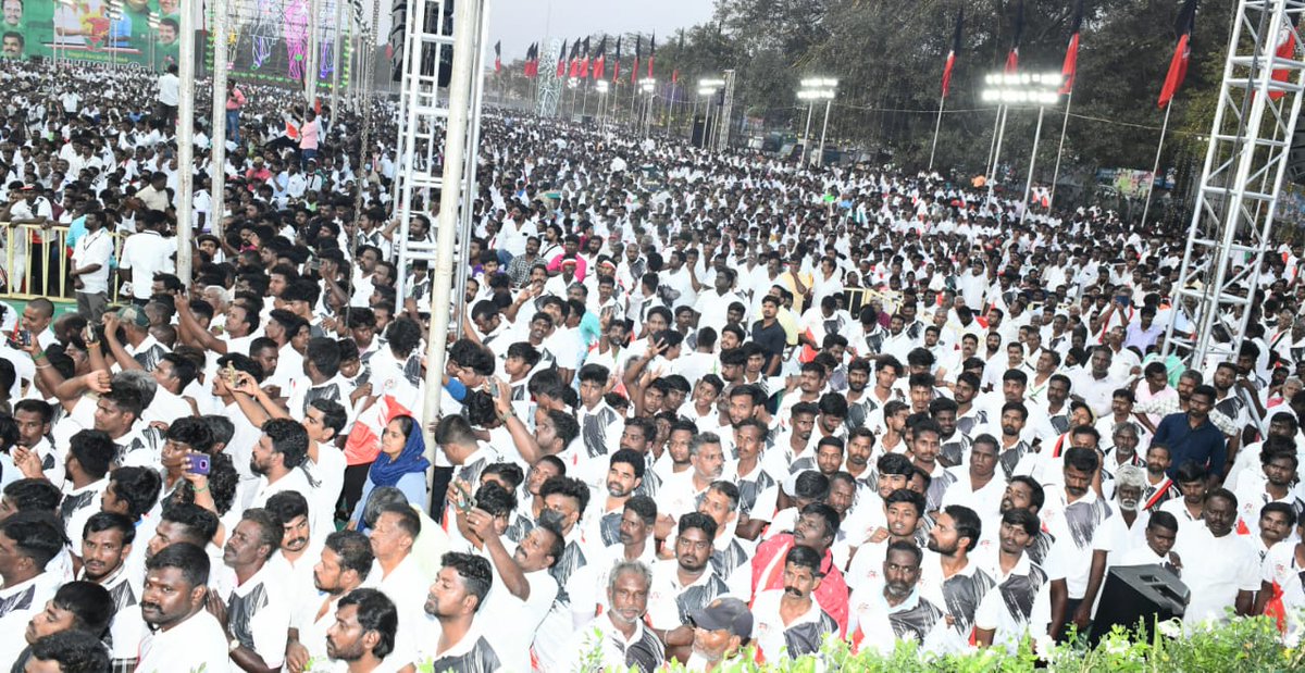 AIADMKOfficial's tweet photo. வேலூர் கோட்டை மைதானத்தில் 
 நடைபெற்ற கழக இளைஞர்கள் - இளம்பெண்கள் பாசறை இலட்சிய மாநாட்டில், மாண்புமிகு கழகப் பொதுச்செயல���ளர், தமிழ்நாடு சட்டமன்ற எதிர்க்கட்சித் தலைவர் புரட்சித் தமிழர் திரு. @EPSTamilnadu அவர்கள் இன்று எழுச்சியுரையாற்றினார்.

#இலக்கு2026_இலட்சியமாநாடு
#கோட்டையில்_எடப்பாடியார் 
#வேலூரில்_எடப்பாடியார்
1(2)