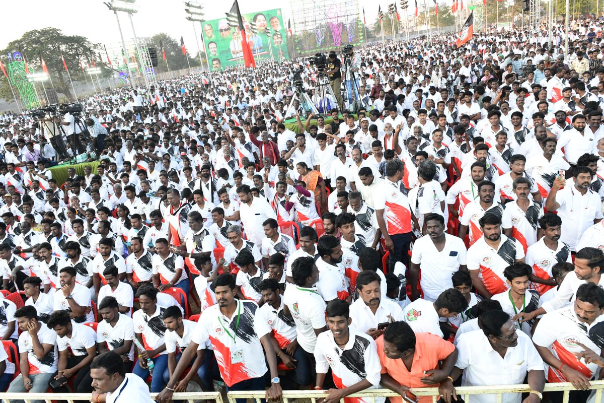 AIADMKOfficial's tweet photo. வேலூர் கோட்டை மைதானத்தில் 
 நடைபெற்ற கழக இளைஞர்கள் - இளம்பெண்கள் பாசறை இலட்சிய மாநாட்டில், மாண்புமிகு கழகப் பொதுச்செயல���ளர், தமிழ்நாடு சட்டமன்ற எதிர்க்கட்சித் தலைவர் புரட்சித் தமிழர் திரு. @EPSTamilnadu அவர்கள் இன்று எழுச்சியுரையாற்றினார்.

#இலக்கு2026_இலட்சியமாநாடு
#கோட்டையில்_எடப்பாடியார் 
#வேலூரில்_எடப்பாடியார்
1(2)