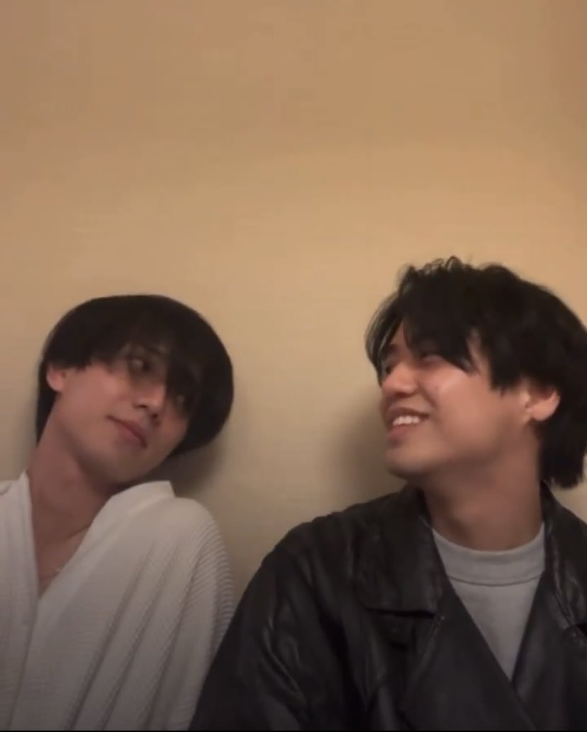 mcmrx1125's tweet photo. 湯船につかってるのに、海人君に呼ばれてきちゃう廉くん🖤
れんかい、愛おしすぎる💛🖤 https://t.co/1qvOZKokwA