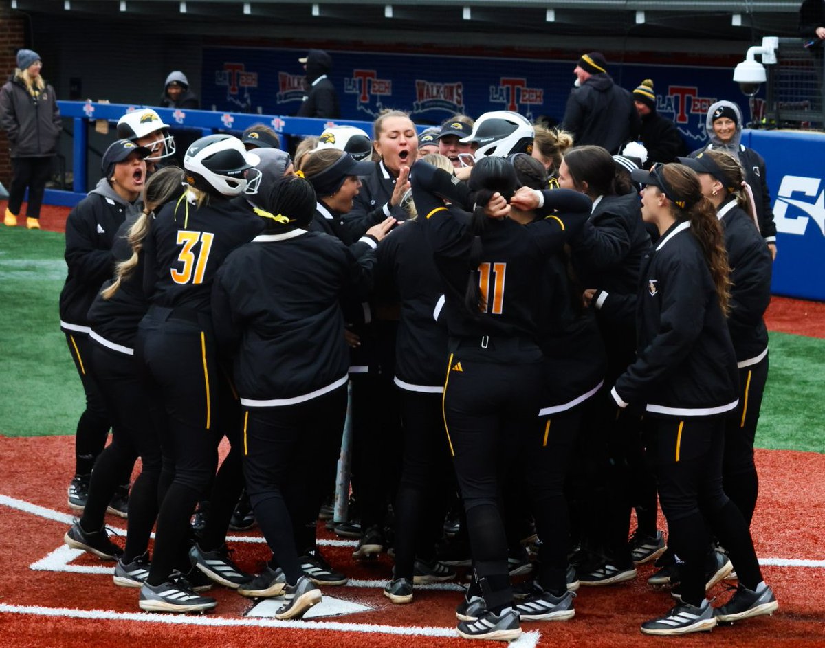 GOODBYE BALL 👋 🥎

Maddie Weeks launches a three-run homer to put the Golden Eagles ahead 3-1!

#SMTTT | #RiseAsOne