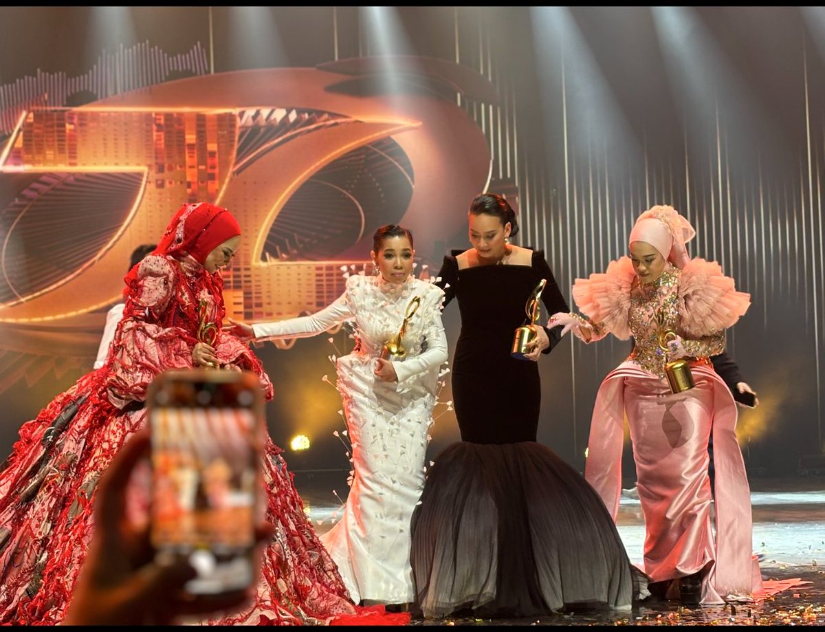fakhriabdhakim's tweet photo. YEAY SO CUTE ! WOMEN DOMINATION ! #AJL39 https://t.co/xibfYIxslP