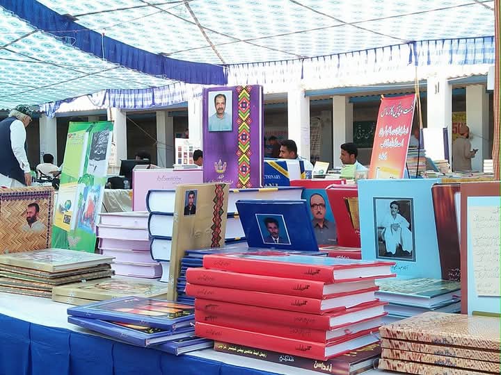 بریکنگ نیوز 
چار روزہ نواں گوادر کتب میلہ 2025 میں 28 لاکھ 86 ہزار کی کتابیں فروخت ہوئیں۔