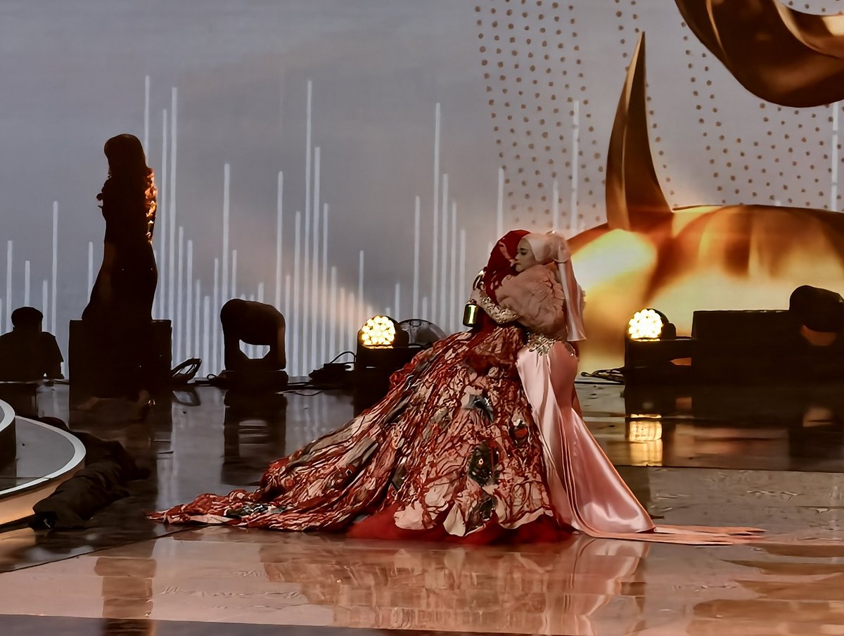dodolism_'s tweet photo. Happy for them hugging each other, queen ernie congratulations! Sumpah clean and eargasm, while queen aina, performance yany da boom and penuh perasaan! #ajl39 #NadaRasa https://t.co/LXHX3HmIGe