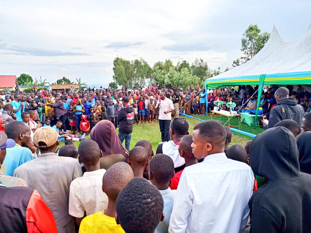 GicumbiN's tweet photo. Urubyiruko rwa @GicumbiDistrict  nibo bari imbere mu gushyigikira amakipe yabo ku kibuga cya Rambura #Rutaresector.
Aho basabwe kwirinda ibiyobyabwenge kwizigamira muri ejo Heza  no Gukunda siporo mu butumwa bwatanzwe n'umuyobozi w'akarere wungirije ushinzwe imibereho myiza. https://t.co/mhZjPDEHZW