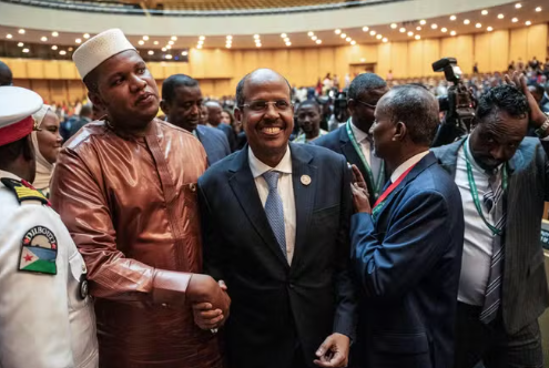 Romain_Molina's tweet photo. L'élection de Mahamoud Ali Youssouf à la présidence de la Commission de l'Union africaine est un vrai succès pour la diplomatie djiboutienne 🇩🇯

Historique ministre des affaires étrangères pendant plus de 19 ans, il a devancé le Kenyan Raila Odinga grâce à une habile campagne et sa maîtrise concrète de certains dossiers chauds (notamment le Soudan où il avait déjà dirigé des réunions pour l'IGAD, un groupement régional de sept pays d'Afrique de l'est).

Polyglotte (anglais, arabe, français), son élection représentait un enjeu majeur pour Djibouti et son président, Ismaïl Omar Guelleh, qui ambitionne d'accroître son influence et rayonnement politique au niveau continental.

Rappelons que Djibouti est l'un des plus petits pays d'Afrique en superficie et habitants (environ 1.1 million)
