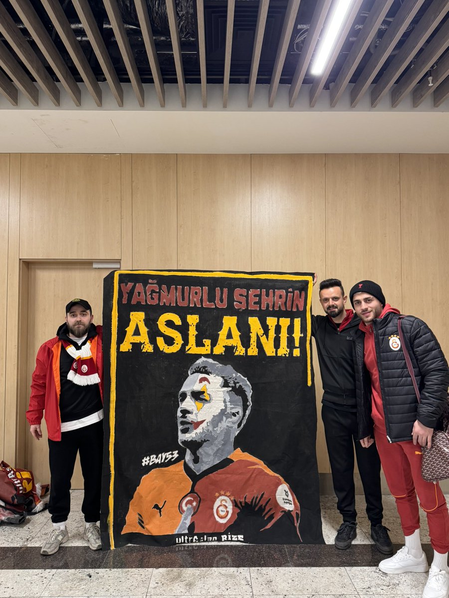 ultrAslanRize's tweet photo. Takımızı Rize’de karşıladık.
#uAYuryiçi
#uARize https://t.co/ZiKuNq8VVG