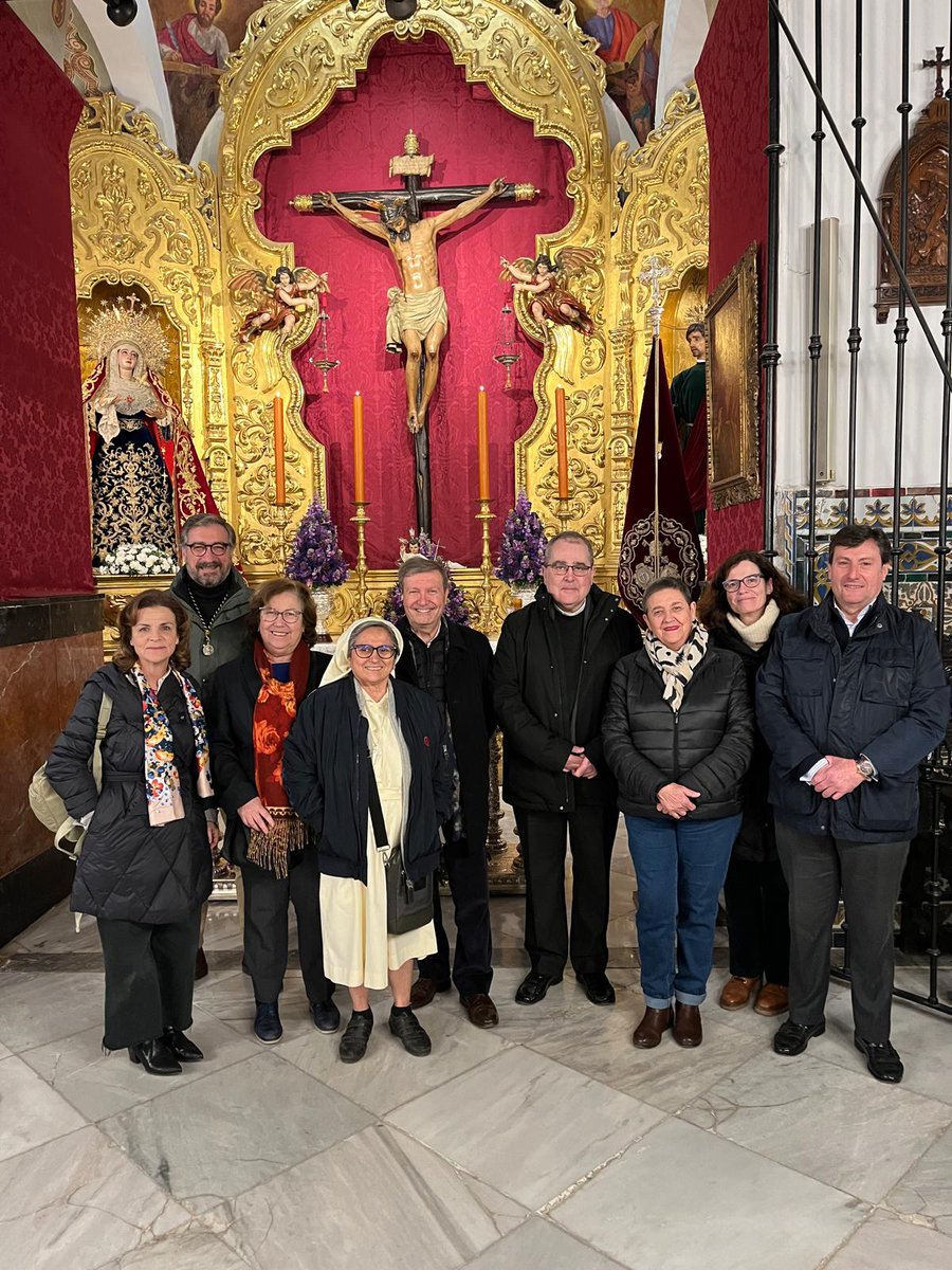 Delante del Cristo de Burgos, con la misionera Mª Ángeles dando testimonio.