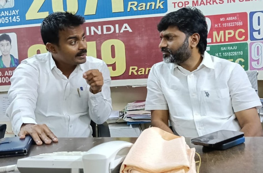 PrshanthPnbj's tweet photo. ప్రత్యేక ఆహ్వానం మేరకు...

కరీంనగర్, ఆదిలాబాద్, నిజమాబాద్, మెదక్ ఉమ్మడి జిల్లాల పట్టభద్రుల ఎమ్మెల్సీ అభ్యర్థి ప్రసన్న హరికృష్ణ గారితో... @Mayawati @AnandAkash_BSP @ramjigautambsp @RamaNishani @bsp_prabhakar @ibram_shekar https://t.co/hRTejOSp0p