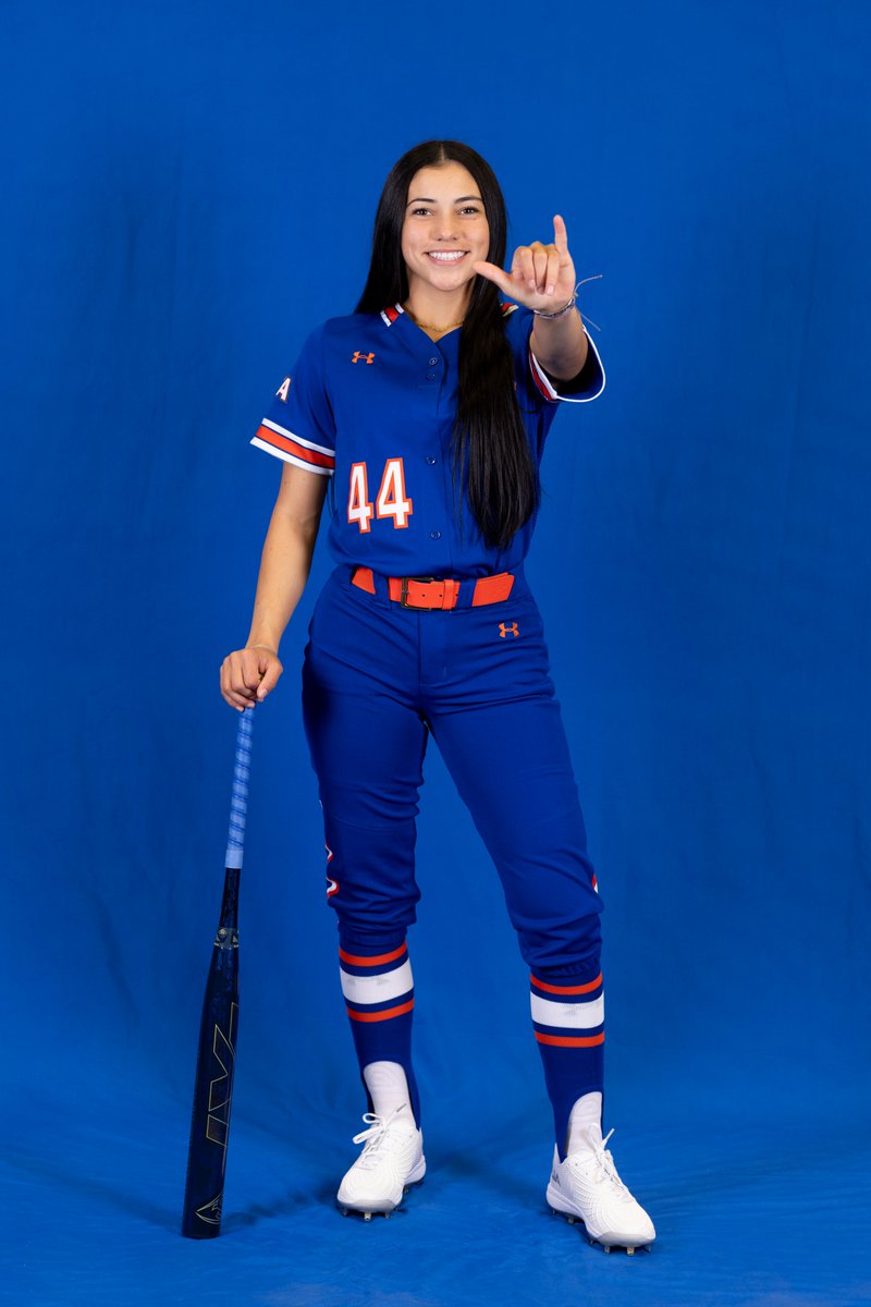 B5 | <a href="/CamilaSpriggs/">camila spriggs</a> grabs her first hit of her career with a double to left!!! 👏👏👏

#BuckEm🐎 x #CWP