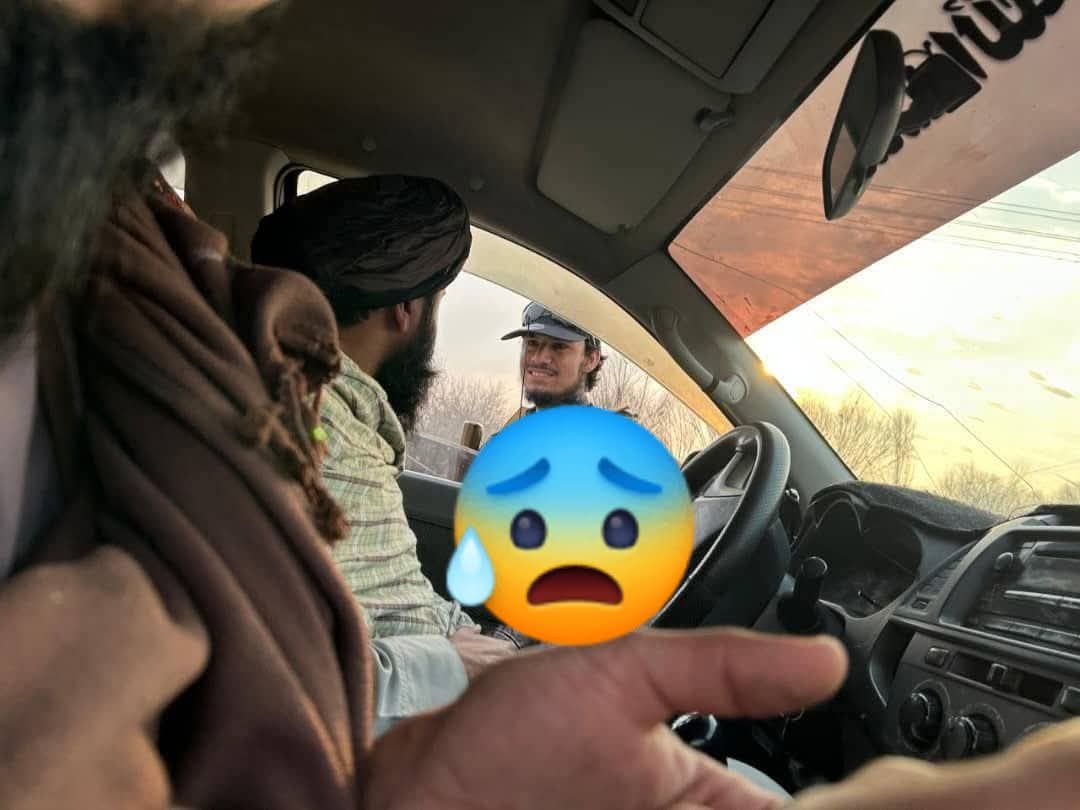 rahim_sekander's tweet photo. الله اکبر☝
ملګري راته ویل وای په شهرجدید بغلان کې د تالاشۍ پر ځای له يوه مجاهد سره مخ شوم، د خپل عادت له مخې مې ترې وپوښتل چې طالب جانه واده لرې؟
مسکی شو، ویل هو شکر دوه
مال نو دوه دې څه کول؟
ويل، يوه راته د خپل شهید ورور کونډه پاتې ده او بله مې خپله کړې وه
مال ورور دې شهید شوی؟
 ویل، هو 
وای هغه د بل شهید ورور خو مو خالي غوښې وليدې.
 مال دوه شهيدان شوي؟
 ویل یې هو
 له دې خبرې سره يې په سترګو کې اوښکې ډنډ شوې او له درده یې په ډکه لهجه وویل:
چې کله مې مور د ورور غوښې ليدلې دي له هغه راهیسې یې هیڅ په غوښه څکه نده کړې؛ کلونه تیر شول چې مور مې غوښه نه خوري.

غازي زرمتی

درګرده عبرتونه دي یارو، خو چې وایې‌خلو😢