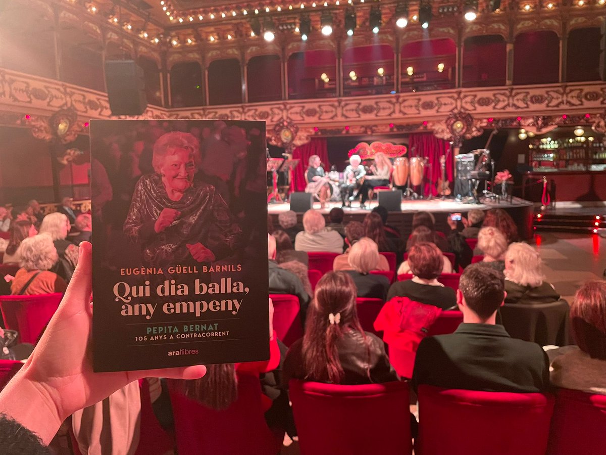 Ple a ⁦<a href="/salalapaloma/">La Paloma</a>⁩
a la presentació de “Qui dia balla, any empeny”  amb la Pepita, l'<a href="/elisenda_pineda/">Elisenda Pineda i Traïd</a> i l'<a href="/eugeniaguell/">Eugènia Güell Barnils</a>.  💃🏽💃🏽💃🏽💃🏽💃🏽🩷