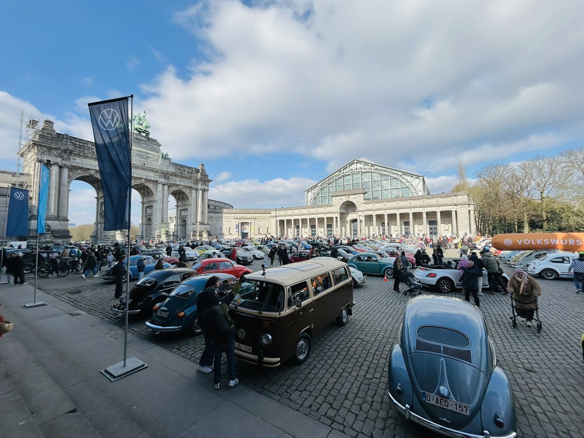 Chris_Brussels's tweet photo. Grande parade Beetle sur l’Esplanade du Parc Cinquantenaire. 👍
#Beetle #Coccinelle #Kaefer 🐞🇩🇪 #VW #Volkswagen #SundayVibes #Parc50naire #Jubelpark #Bruxelles #Brussel #Brussels 🇧🇪🇪🇺 https://t.co/q1hV82qReN