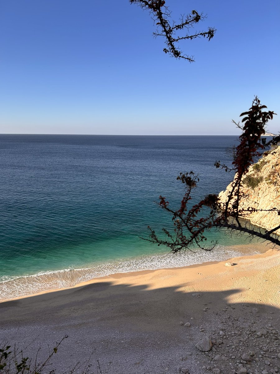Geminin içi su almadığı sürece hiç bir deniz gemiyi batıramaz. 
Siz izin vermediğiniz sürece hiç bir düşünce sizi yıkamaz.... 

#iyiakşamlar #GeceyeNotum 🖊️
 #UmutHepVar #kaş #kaputaş #antalya