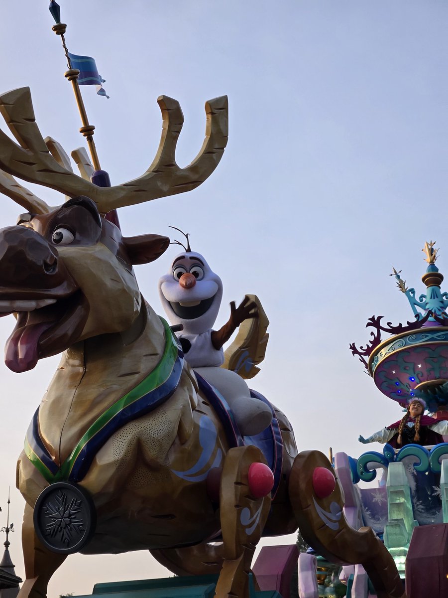 DLPGuestEN's tweet photo. Disney Stars on Parade at golden hour https://t.co/W6o7VZZSoq