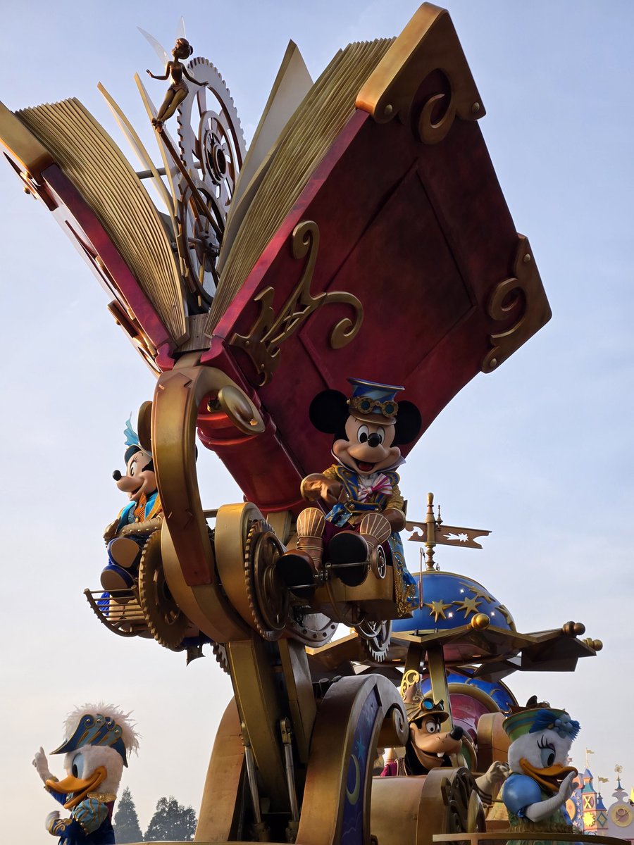 DLPGuestEN's tweet photo. Disney Stars on Parade at golden hour https://t.co/W6o7VZZSoq