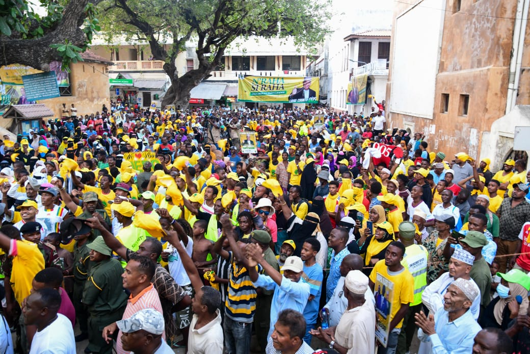 UDAKenya's tweet photo. Lamu town was awash in yellow on Sunday during the homecoming celebrations of United Democratic Alliance (UDA) Second Deputy Party Leader, Governor Issa Timamy.

Governor Timamy ascended to the position of Deputy Party Leader of UDA following the dissolution of Amani National Congress (ANC).

The event was graced by UDA Secretary General Senator Hassan Omar, who was accompanied by Deputy Executive Director Brian Mbugua and other officials from the party's secretariat.

Senator Omar emphasized that the first step to ending marginalization is representation, noting that President William Ruto has broken the cycle of exclusion, now ensuring that minorities and coastal communities are well-represented in government.

Governor Timamy, in turn, expressed gratitude to President Ruto for fostering unity among Kenyans, transcending ethnicity, religion, and financial status.

Other leaders, including Hon. Ali Wario (Garsen), Hon. Kassim Tandaza (Matuga), and Hon. Ruweida Mohammed (Lamu East), were also present to join in the celebrations.

#UDA 
#KaziNiKazi
