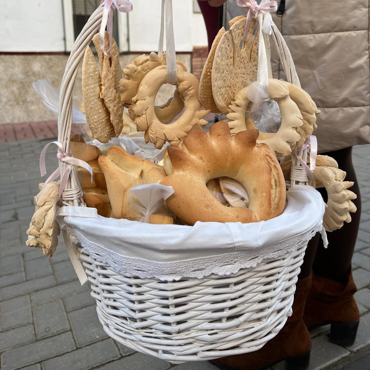 Mª Ángeles, misionera en Malí, además de estar evangelizando en colegios, ha bendecido los roscones de San Blas en la Parroquia de Albaida del Aljarafe.