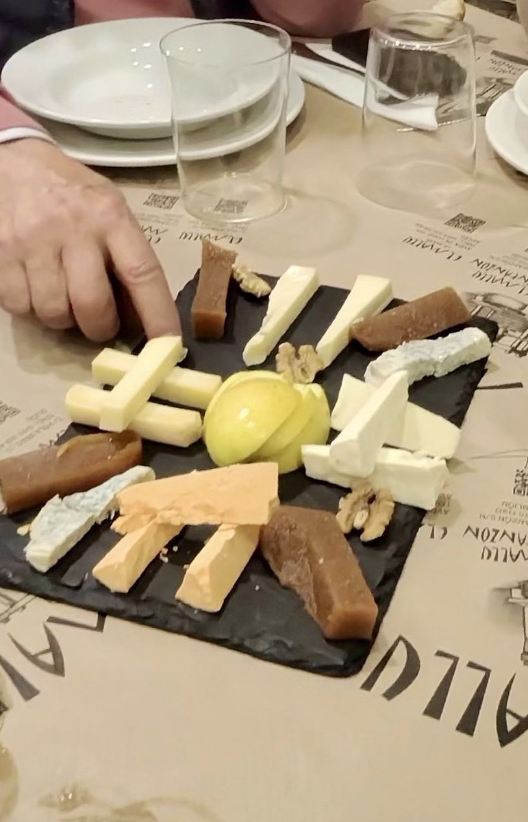 thevituman's tweet photo. La #gastronomiaasturiana #asturias #Gastronomia siempre es un acierto y el #otromallu es una prueba de ello #gijon #Asturias #dietaligera y más si compartes la comida con buenos amigos https://t.co/MlpcNOVYaP